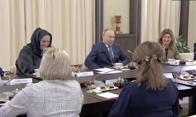 Путін замість матерів солдат зустрівся із чиновницями з Москви