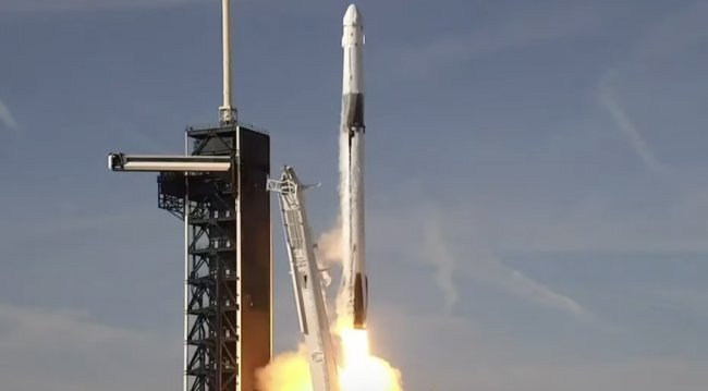 Американский космический грузовик Cargo Dragon вышел на орбиту и движется к МКС