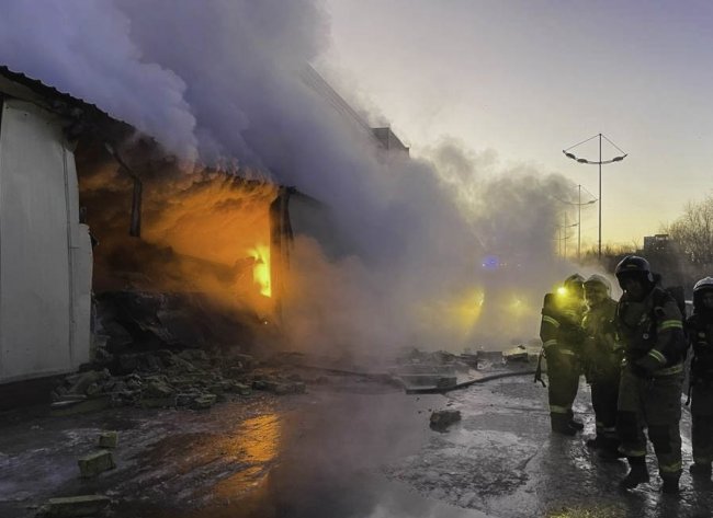 У російському Омську масштабно палає торговий центр: над містом густий стовп диму
