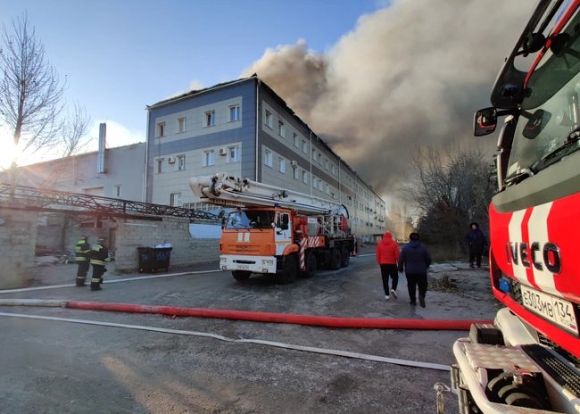 В российском Волгограде масштабный пожар на складе пластика: город в ядовитом дыму