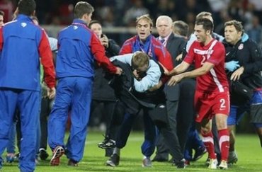 УЕФА жестко наказал Сербию за драку в матче с Англией (Видео)