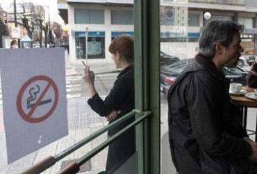 Благодаря запрету на курение курильщики обедают «на халяву»