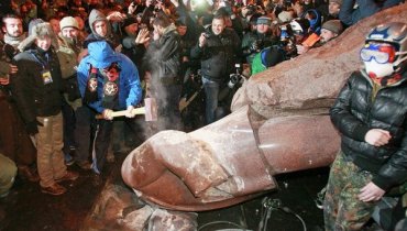Как в центре Киева снесли Ленина