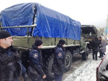 Колонна спецвойск МВД оккупировала Михайловскую площадь, готовится штурм КГГА