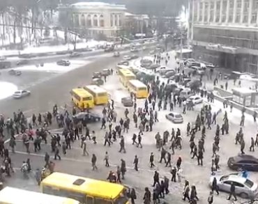 Милиция сбегает от митингующих на Европейской площади