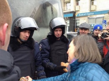Заместитель Госсекретаря США разносит чай и бутерброды на Майдане