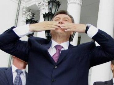 Янукович занял 100 млн. долларов «у своих»