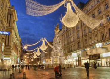 В городах Европы рождественские украшения меняют на нейтральные зимние декорации