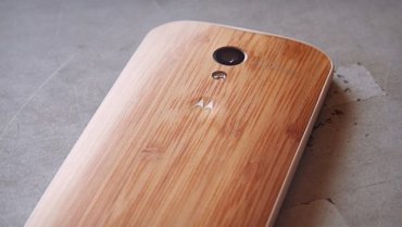 Motorola представила смартфон с деревянным корпусом