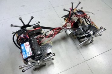 Японский робот с магнитными колёсами умеет передвигаться по стенам и потолкам