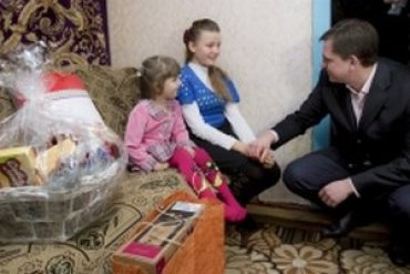 Янукович подарил девочке мобильник, а ее семье – телевизор