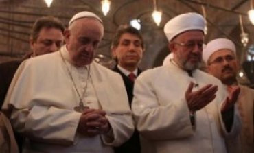 Папа Франциск помолился в главной мечети Стамбула вместе с муфтием