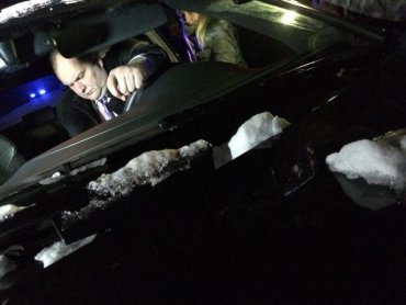 Пьяный прокурор на угнанном авто угрожал арестовать всех, кто его задержал
