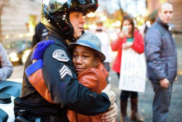 Фото американского полицейского, обнимающего плачущего демонстранта, взорвало соцсети
