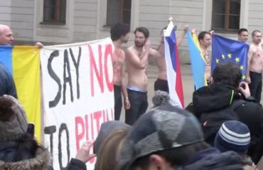 В Праге раздетые активисты протестовали против визита Путина в Чехию