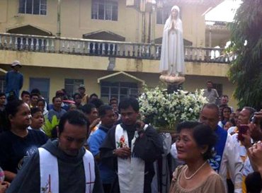 В столице Индии католическую церковь во время мессы забросали камнями