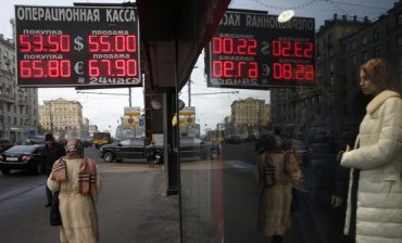 Рубль снова валится на фоне дешевеющей нефти