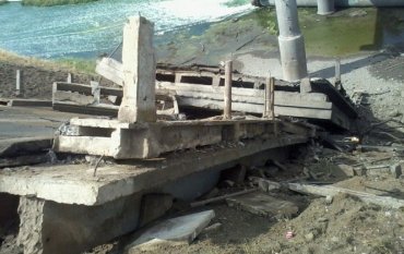 В Мариуполе взорвали железнодорожный мост