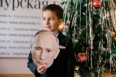 Российский школьник пришел на утренник в костюме Путина