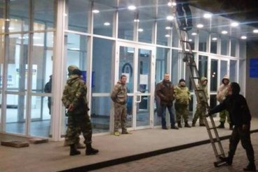 Семенченко с вооруженными людьми взял под охрану мэрию Кривого Рога