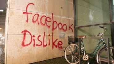 На европейский офис Facebook напали злодеи в масках