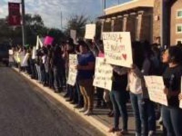 В США школьники устроили демонстрацию в поддержку учителя