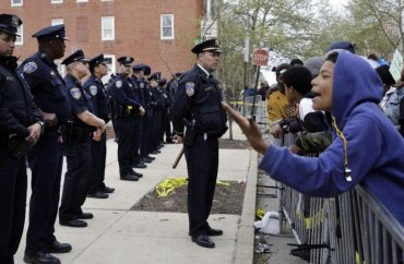 Атеисты в США требуют запрета молитв за полицейских