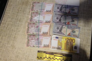 Аферисты меняют доллары на гривны с Януковичем в короне
