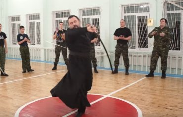 Ямальский священник исполнил танец с саблями