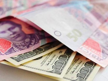 Украинцы продолжают продавать валютные запасы