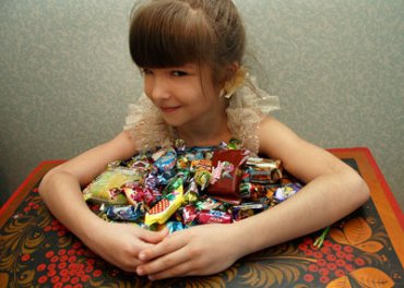 Роспотребнадзор советует россиянам не покупать детям конфеты на Новый год