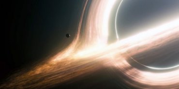 Ученые обнаружили в космосе черную дыру из «Интерстеллара»