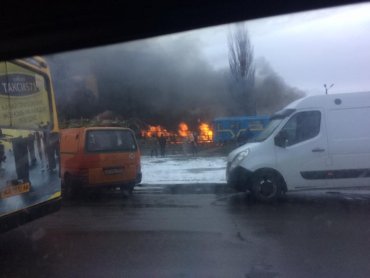 В Киеве возле метро вспыхнул масштабный пожар