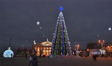 В Минске поставили новогоднюю елку с искусственным интеллектом