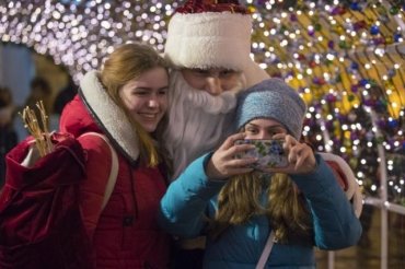 Кличко в костюме Деда Мороза бродил по Киеву и поздравлял горожан
