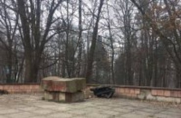 Во Львове разрушили памятник местному коммунисту