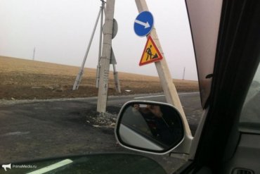 В России проложили новую дорогу с электроопорой посреди полосы