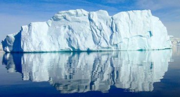 Гигантский айсберг, отколовшийся от Антарктиды, непредсказуемо развалился