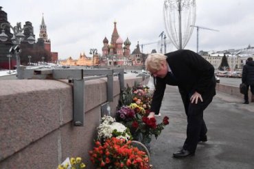Глава МИД Великобритании возложил цветы на месте убийства Немцова