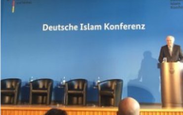 Участников Исламской конференции в Берлине угощали свининой
