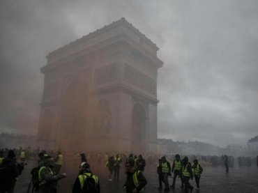 Полиция взяла штурмом Триумфальную арку в Париже
