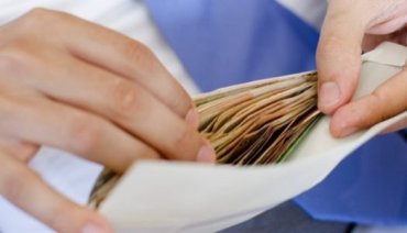 Треть украинцев получают зарплату в конвертах