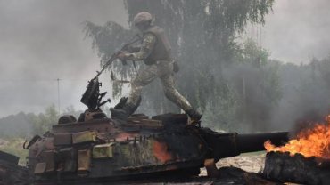 Подбил танки и сорвал наступление врага под Дебальцево: Порошенко присвоил Героя Украины бойцу ВСУ