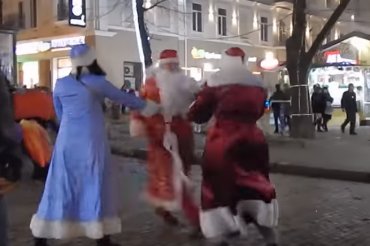 Под елкой в центре Одессы подрались Деды Морозы