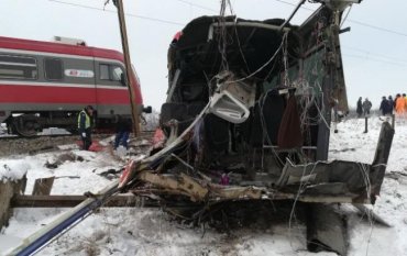 В Сербии поезд на переезде протаранил школьный автобус, есть жертвы