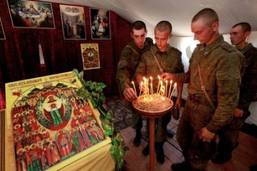 Россияне больше всего доверяют армии и церкви, – опрос