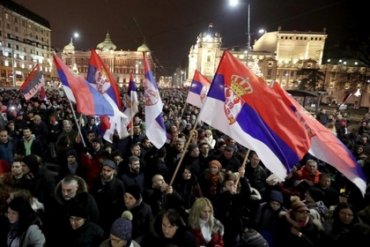 Сербы вышли на многотысячную акцию протеста против президента