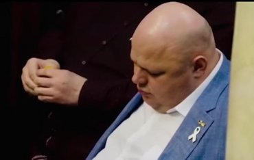 Депутат от Слуги народа уснул в Верховной Раде