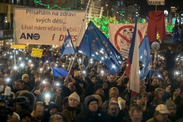 В Праге прошел многотысячный митинг с требованием отставки премьера Чехии