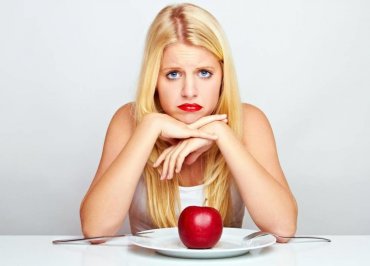 Строгая диета может вызвать чувство одиночества